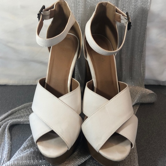 Pretty white strappy heels with peep toes - Picture 6 of 7